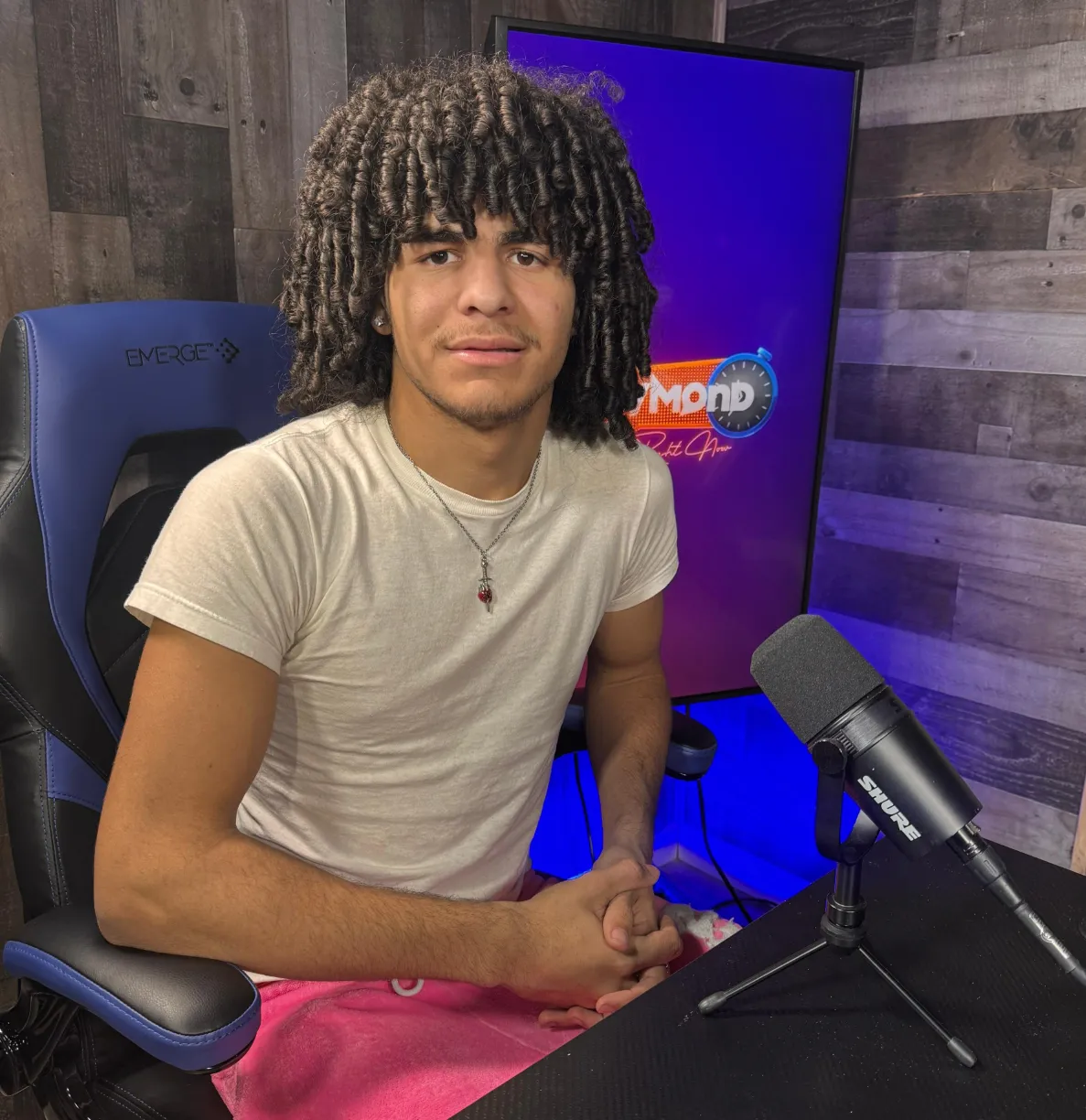 latino-man-podcast-microphone-Junior-productor